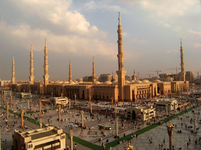 Nabawi moskee in de avond