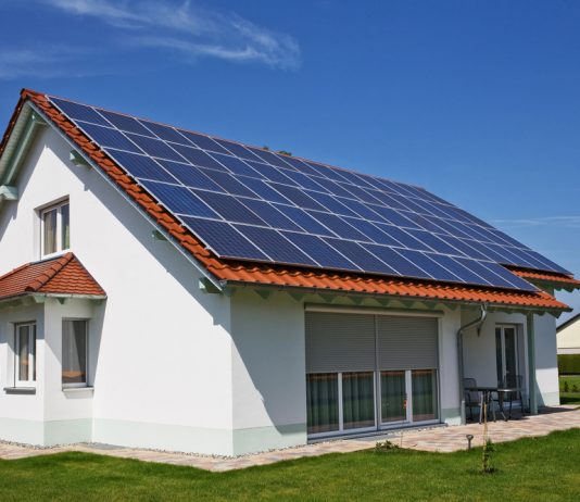 zonnepanelen op dak van huis